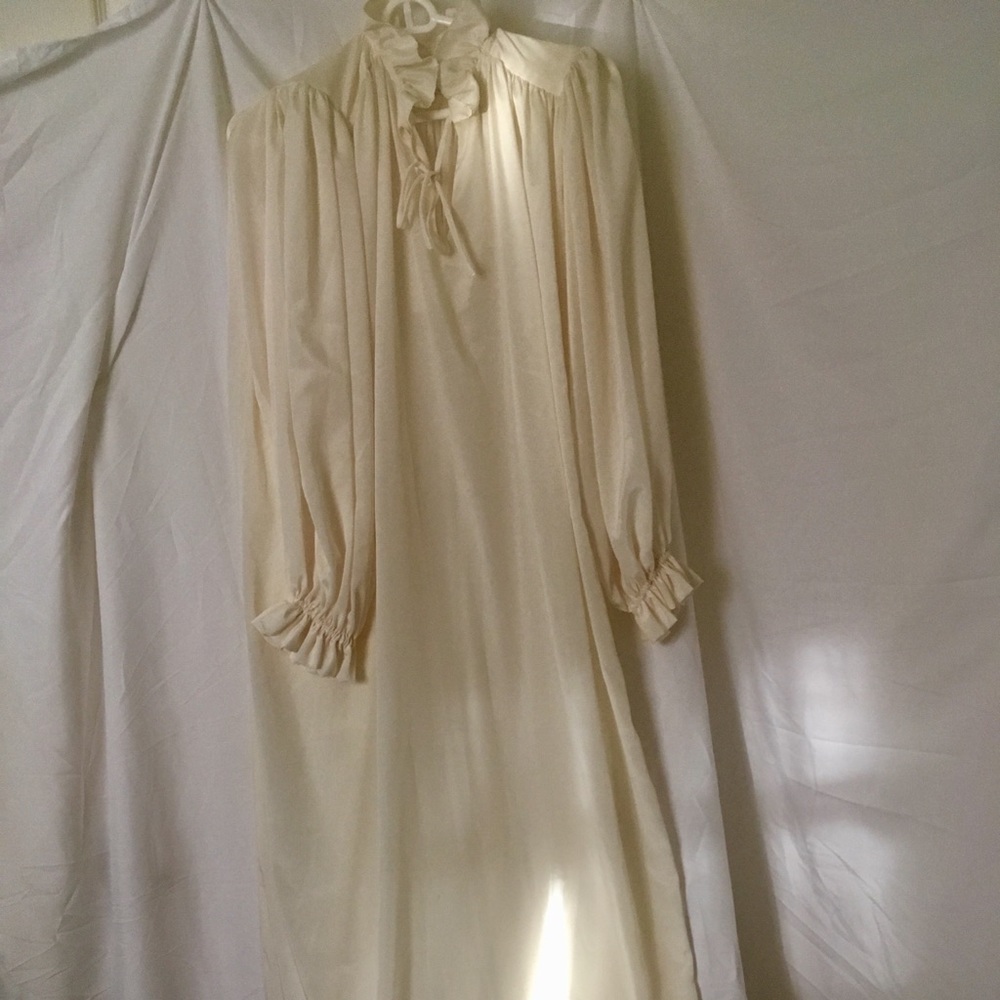 Beautiful VINTAGE Comfy Creamy-White Nightgown